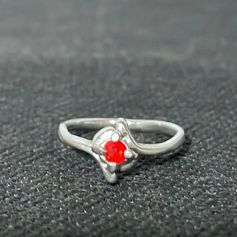 Thin ring with a red gem - Picture 1 of 6
